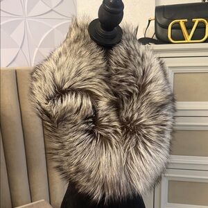 Saga fox fur collar